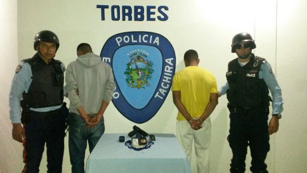 Los dos sujetos fueron detenidos cuando atracaban a una comerciante