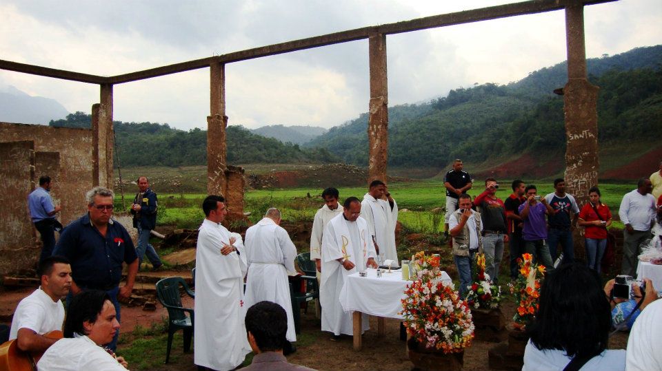 MISA JUNTO A POBLADORES DE POTOSI ENLAS RUINAS DE LA IGLESIA