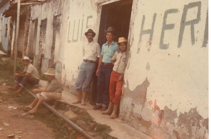 ULTIMAS VIVIENDAS POR DEMOLER AÑO 1982. FOTO ENVIADA DE PREGONERO - copia