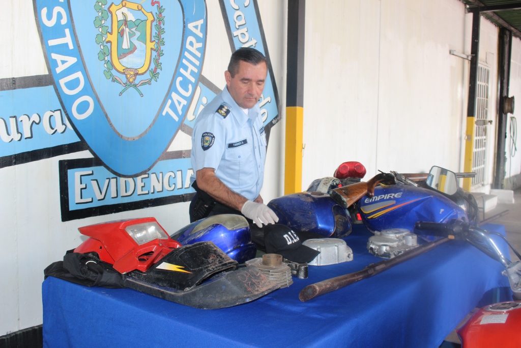 En el sitio fueron halladas una moto solicitada, dos armas de fuego y piezas de motos robadas
