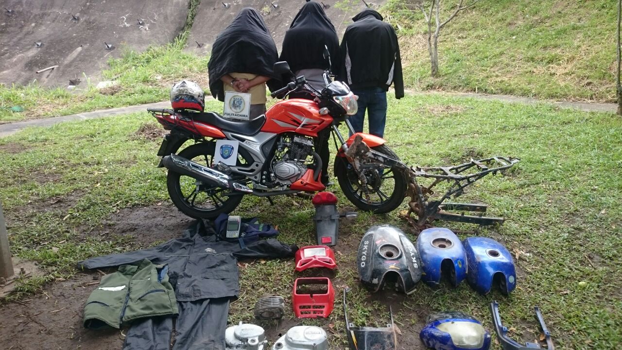 Los delincuentes fueron capturados tras robar una moto en La Guacara