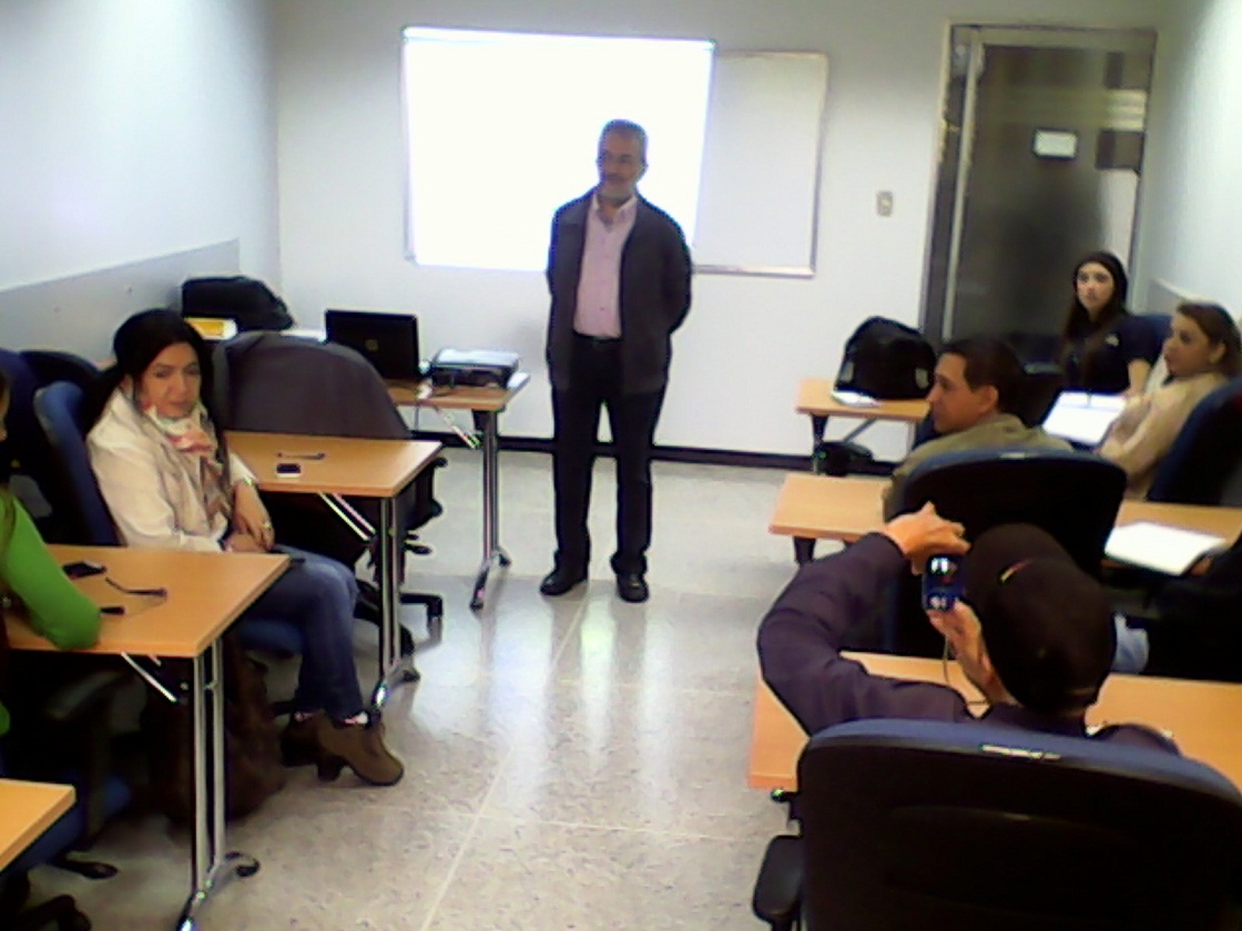 Profesor Arturo Linares en taller sobre ortografía