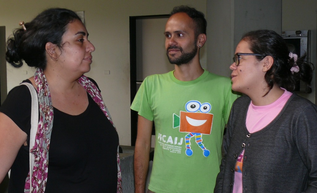 Fania Castillo (izquierda), una de las organizadoras del certamen, junto a Carlos y Jackeline Céspedes