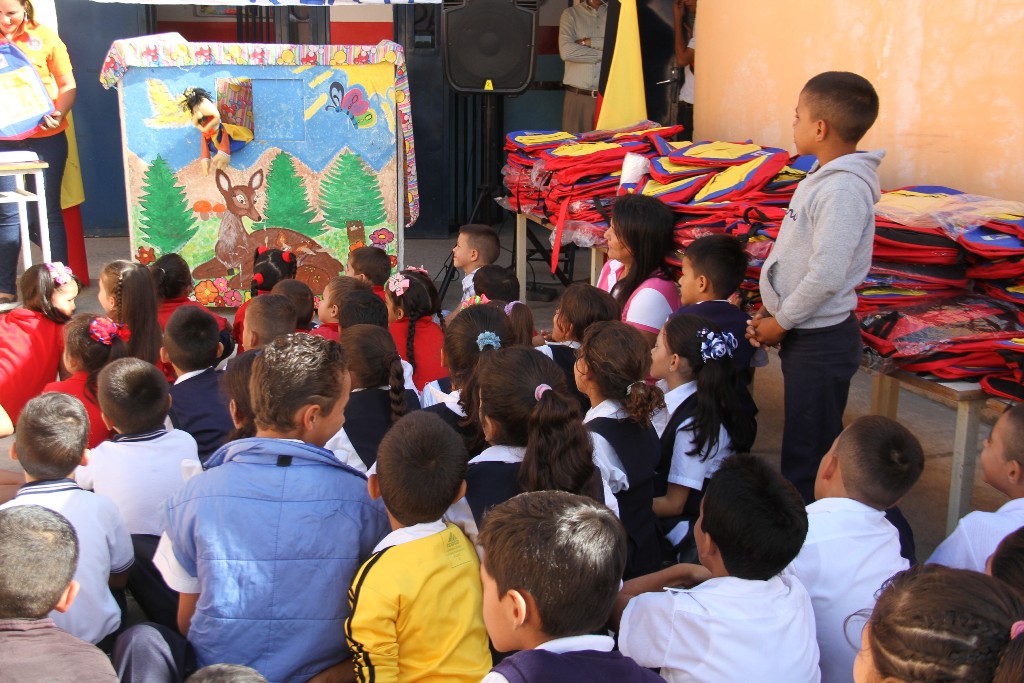 Entrega bolsos escolares, municipio Torbes (1)