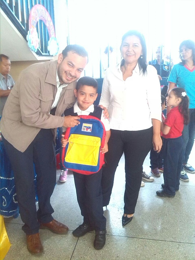 Luis Díaz, director de política realizó la entrega de bultos escolares