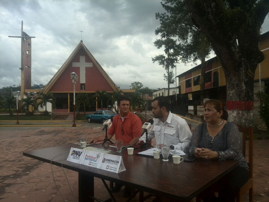 Luis Díaz conduce el espacio comunicacional semanal Política en Mayúscula, este semana desde Fernández Feo