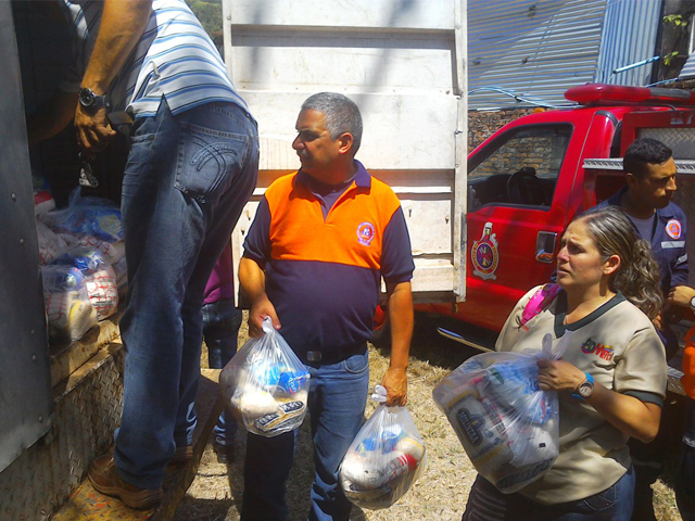 Entrega de bolsa de CLAP a los familiares de los refugios. 