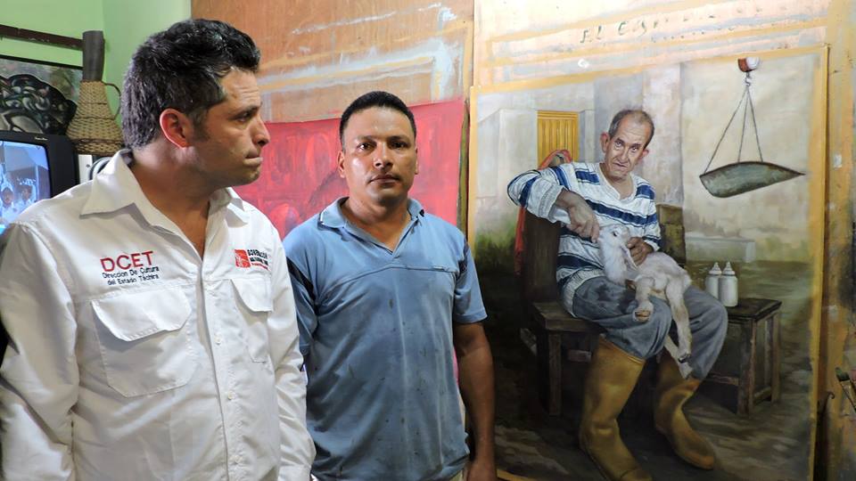 Oscar Duque y Euro Durán junto a la obra que realizó el artista sobre Don Erasmo Vivas