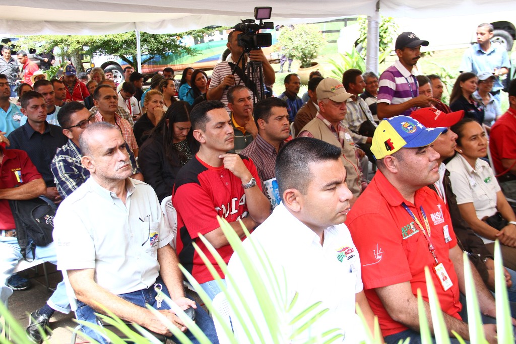 Entrega créditos Ministerio de agricultura y tierras (17)