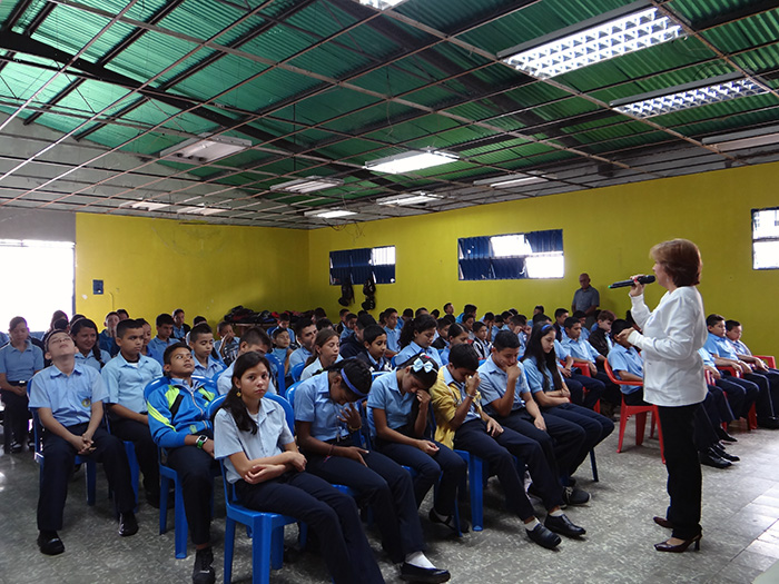 Dra. Hilda Castro, coordinadora regional de la Fundación de Talleres de Desarrollo Humano (Tadehu) en terapia de relajación con los alumnos de primer y segundo año de la ETIR