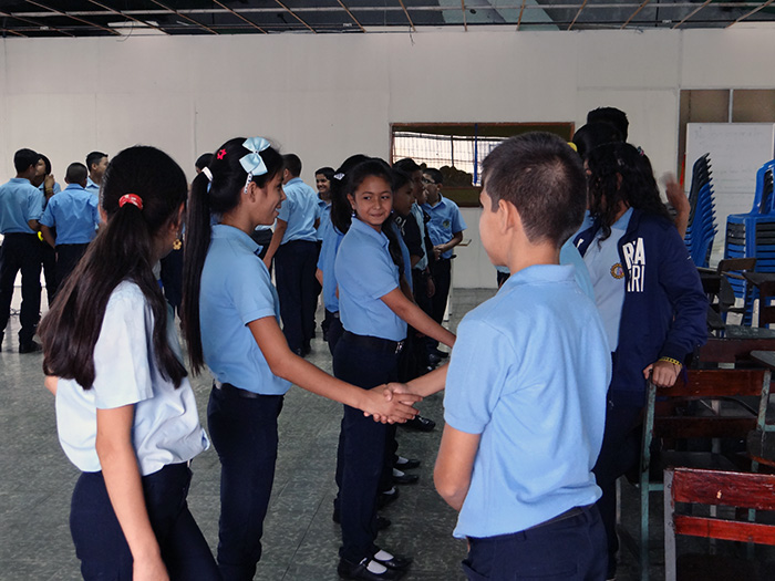  Alumnos durante la dinámica para reforzar los valores de respeto y tolerancia con sus compañeros 