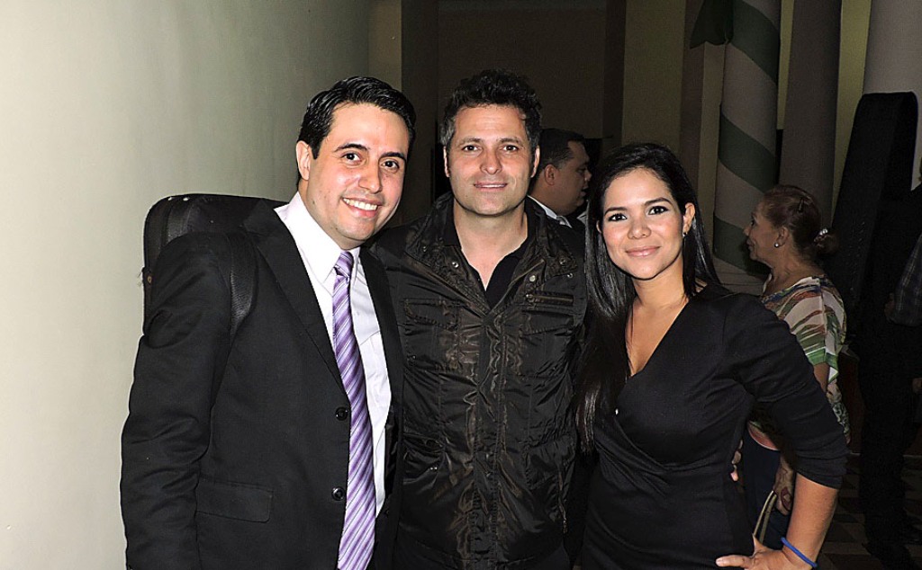 Dir. de Cultura Oscar Duque (medio) en compañía de Jesús David Medina y Ornella Hernández forjadores del Latin Grammy
