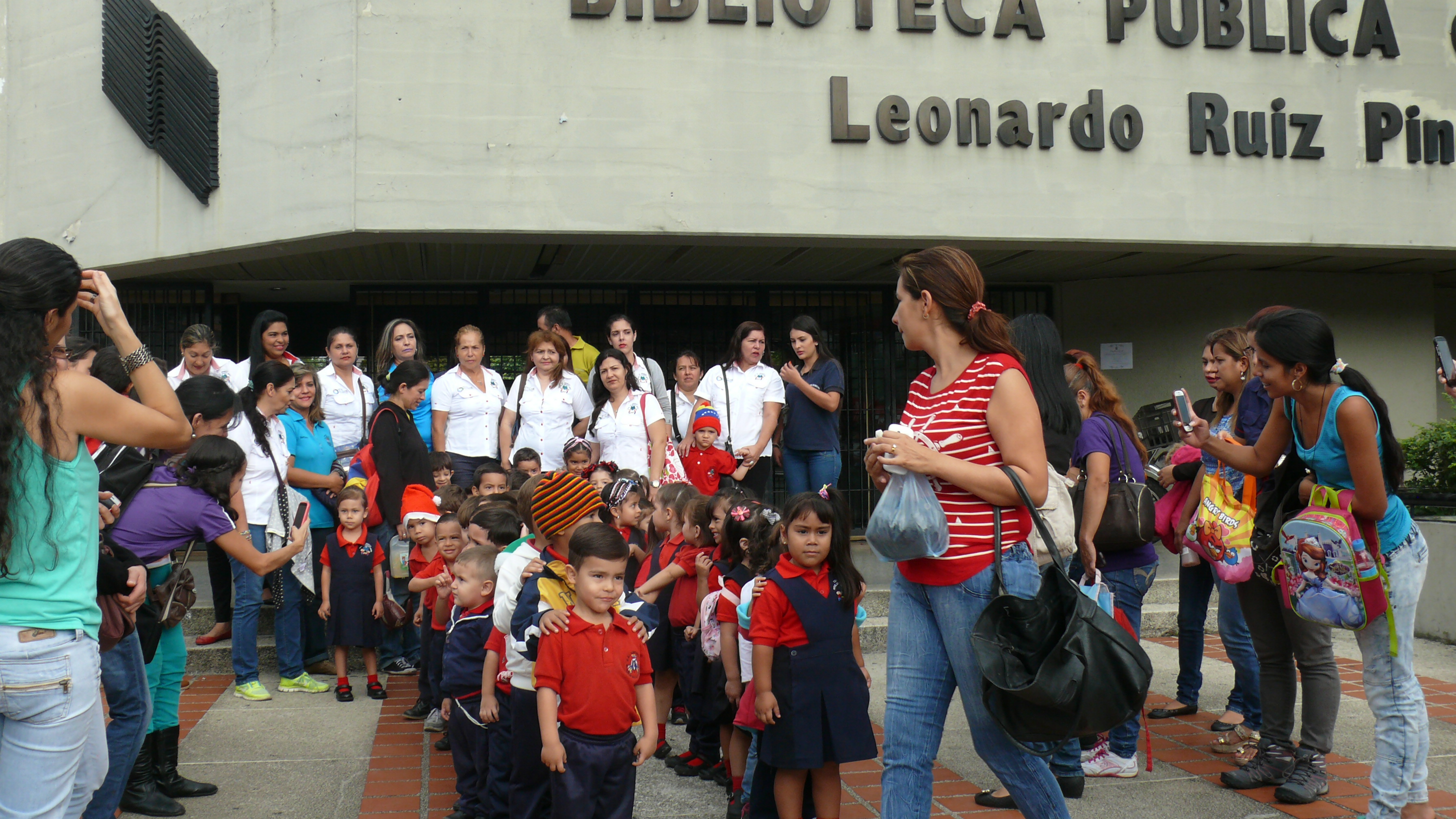 La delegación del Simoncito ‘Nogales Méndez Táchira posa frente a la entrada de nuestra biblioteca.