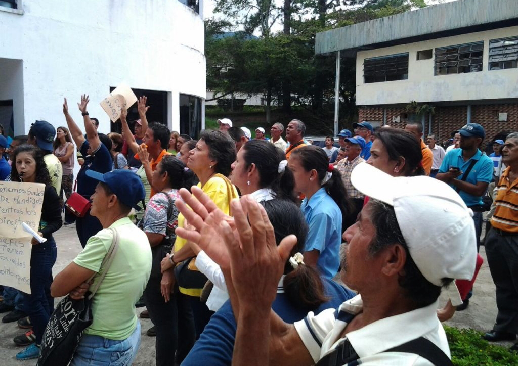 Protesta trabajadores de la Alcaldia (15)