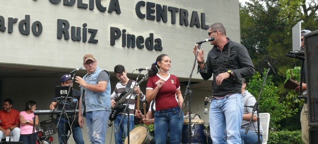 El Conjunto  de gaitas de la Primera Brigada puso a bailar a todos los bibliotecarios.