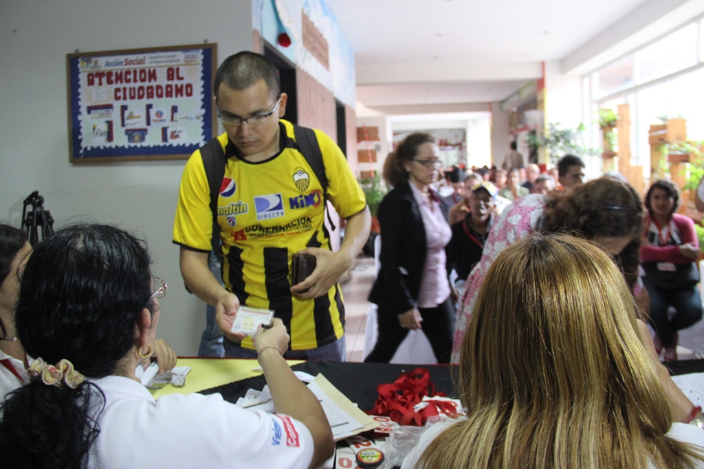 entrega ayudas despacho del gob (5)