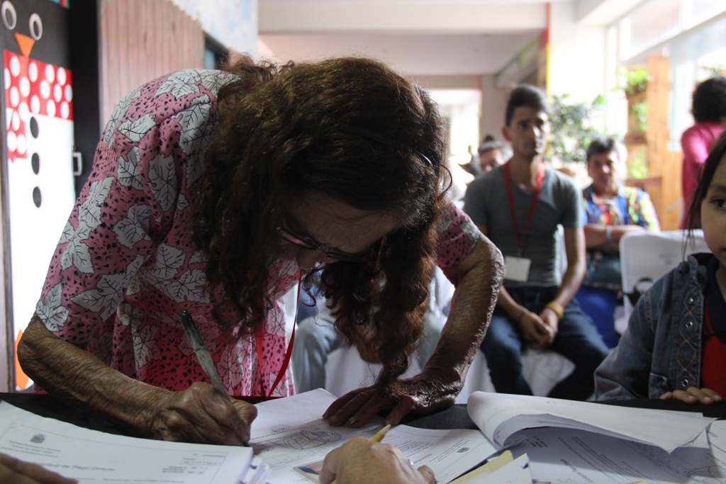 entrega ayudas despacho del gob (7)