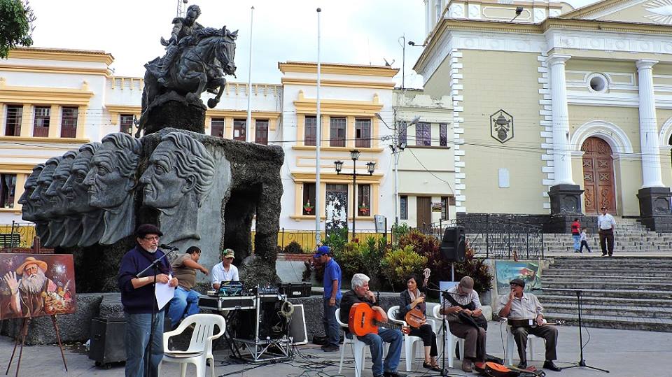 Momento en que Néstor Melani interviene al inicio del festival poético y musical