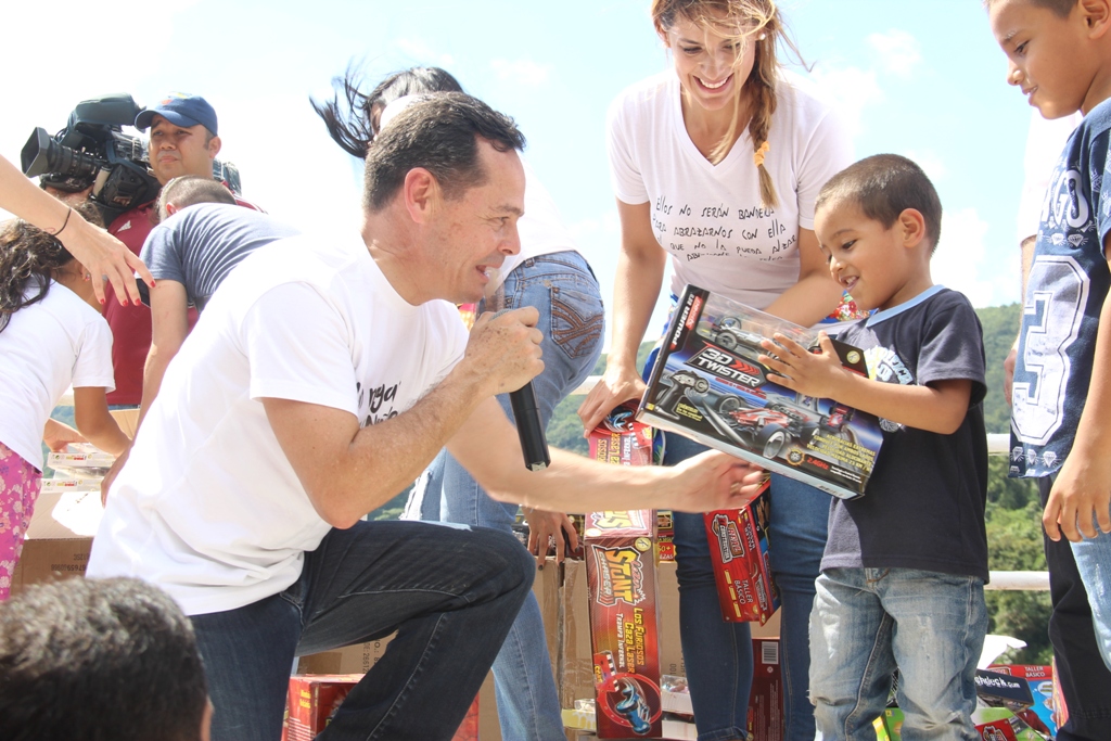 Entrega de Regalo Barrio Las Cruces (2)