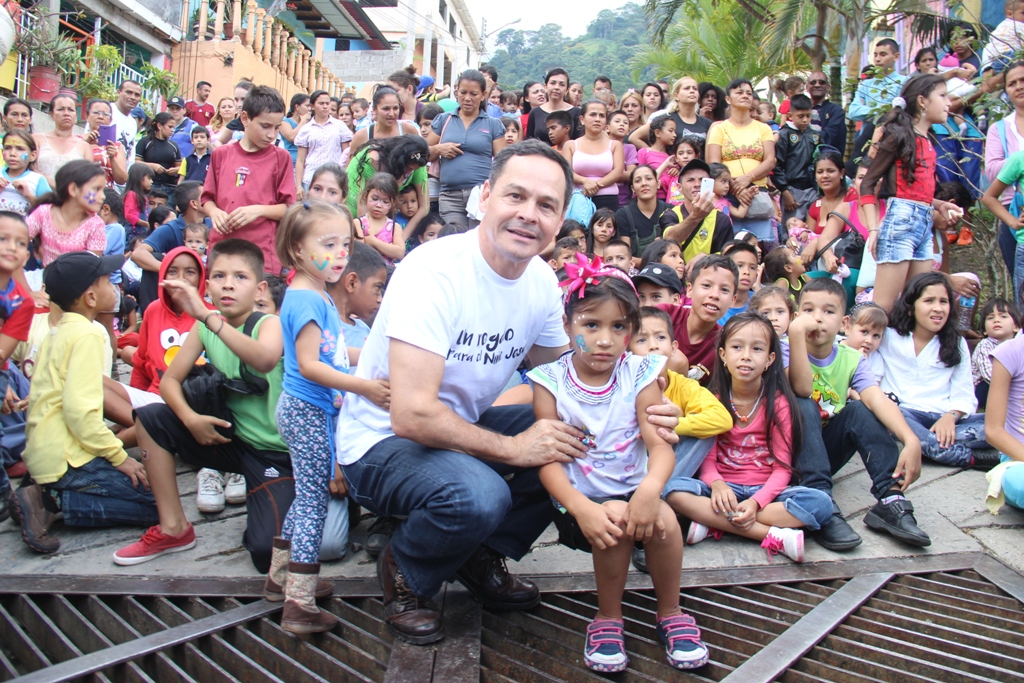 Entrega de Regalo Barrio Las Cruces (20)