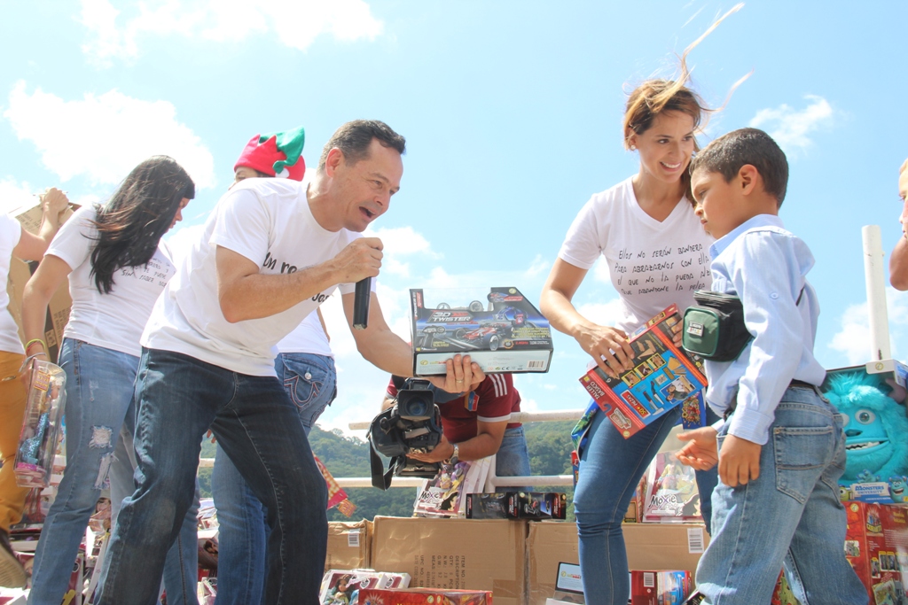 Entrega de Regalo Barrio Las Cruces (74)