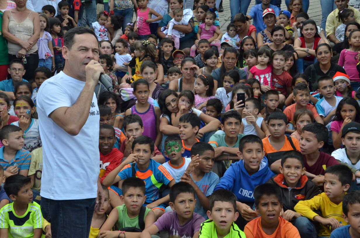 Entrega de regalos en Las Cruces (1)