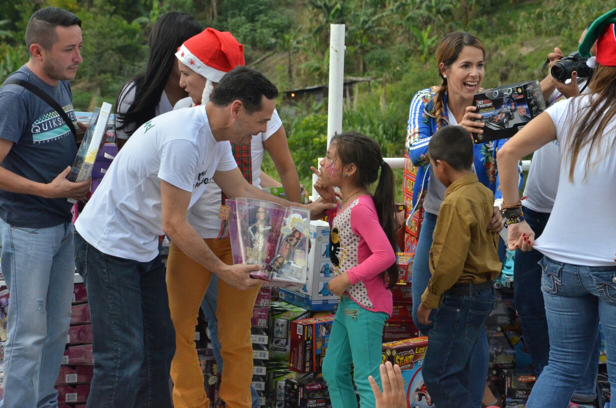 Entrega de regalos en Las Cruces (2)