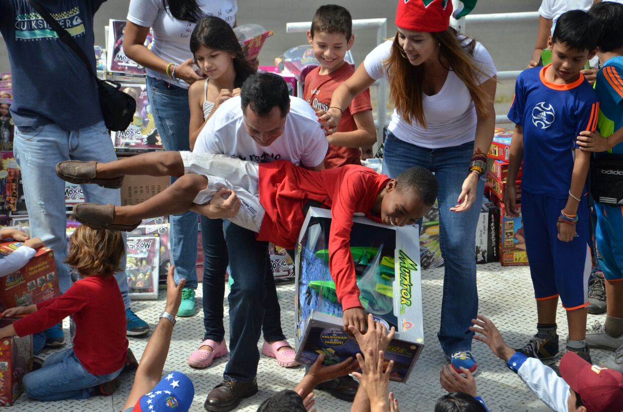 Entrega de regalos en Las Cruces (6)