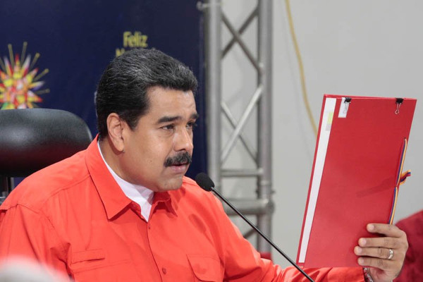 Maduro-firma-decreto-