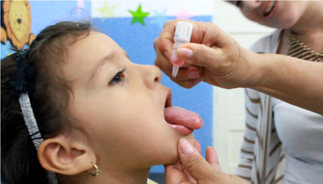 Vacunación permanente de niños y adultos en la red de salud
