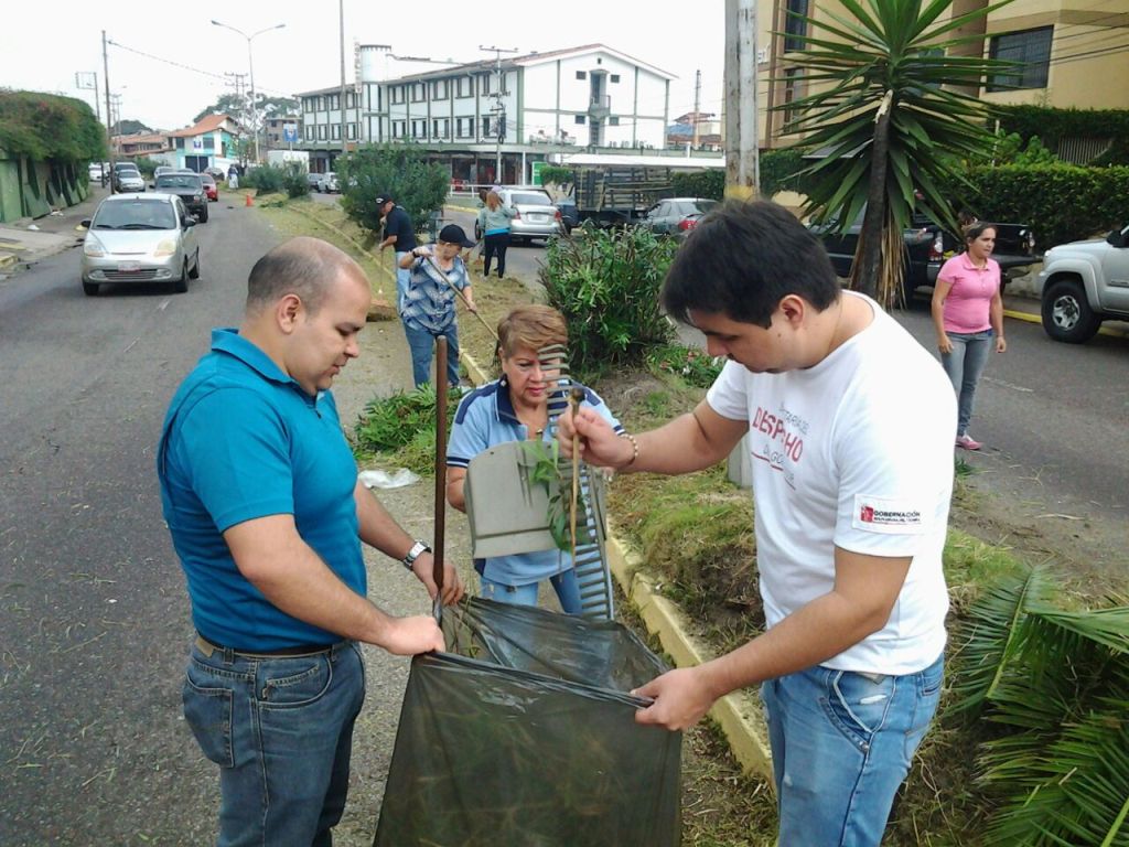 jornada limpieza Av. Ferrero Tamayo (16)