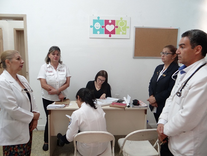 Delida Pulido de Navas (al centro), coordinadora de Educación para la Salud del mencionado centro d salud, junto alas autoridades del Distrito Sanitario número 1