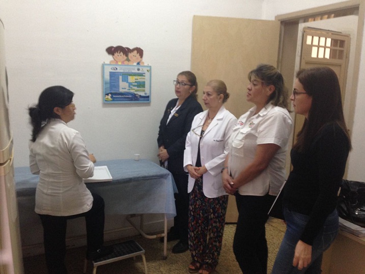  Dando instrucciones  la Lcda. Johana Ampueda, enfermera escolar del centro de salud y encargada  del servicio de Inmunización