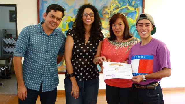 Gloria Pernia, ganadora del 2. do lugar ha realizado su pesebre por más de 30 años.
