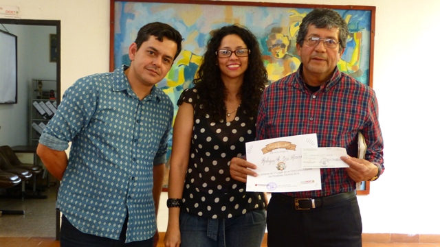 José Rodríguez, ganador del 1. er lugar, recibió el premio de manos de Victoria León y Eumer Zambrano, en representación del titular de cultura, Oscar Duque.
