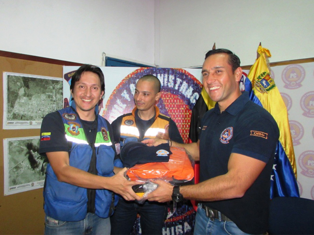 Funcionarios recibiendo la dotación de uniformes.