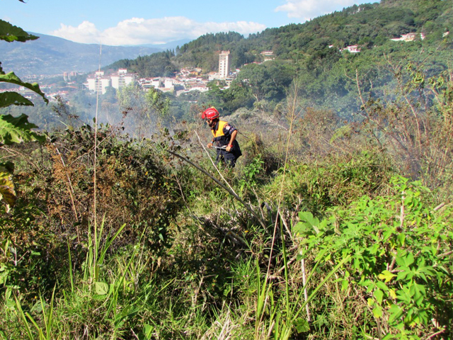 Funcionario realizando combate de incendio. 