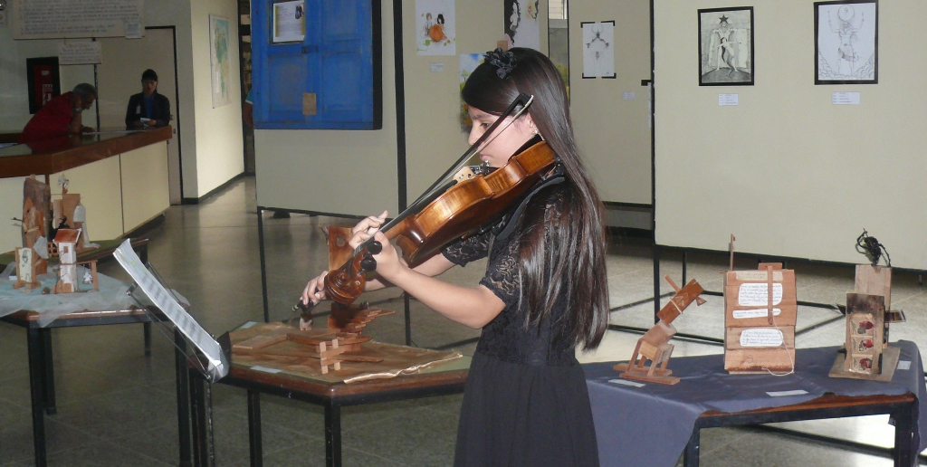 En una exposición de pictórica no podía faltar la música y esa la pusieron tres aventajados alumnos de la Escuela ‘Miguel Ángel Espinel’. En la gráfica uno de ellos,  la talentosa violinista Dulce Jaimes. 