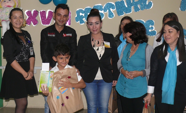 Shamuel Alejandro posa muy sonriente con su premiación. Observan Adriana Bautista, Adrianyela Monsalve y Wendy Velasco, integrantes del jurado, el Coordinador Jhoan Rosales y Rosa Rangel, junto a Jackeline Baustista.