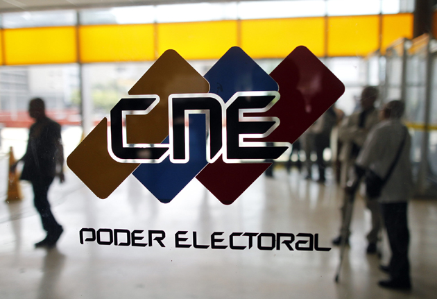 CAR01. CARACAS (VENEZUELA), 01/06/2012.- Detalle de la entrada de la sede del Consejo Nacional Electoral de Venezuela (CNE) en Caracas que abre hoy, viernes 1 de junio de 2012, el plazo de inscripciÛn de candidaturas para las elecciones presidenciales del prÛximo 7 de octubre, en las que compiten el presidente Hugo Ch·vez y el candidato opositor de la Mesa de la Unidad Democr·tica (MUD),  Henrique Capriles. EFE/ David Fern·ndez