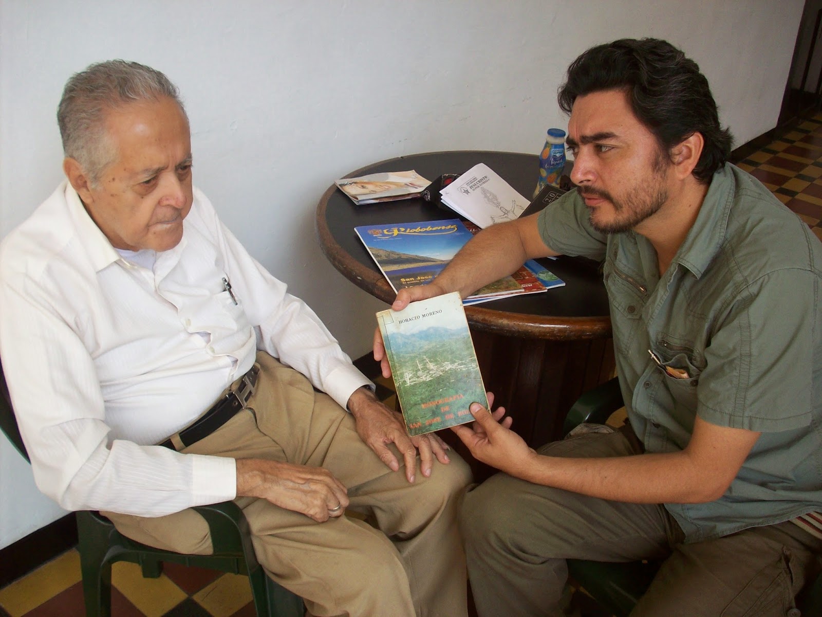 José Antonio Pulido dialoga con el profesor Horacio Moreno sobre el libro ‘San José de Bolívar’