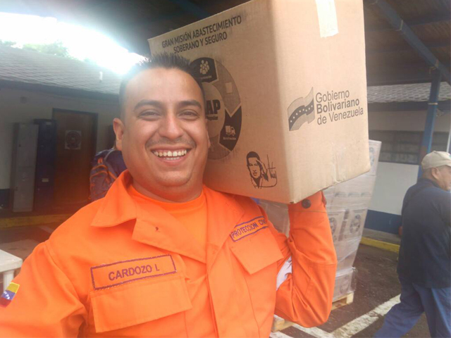Funcionarios mostraron su alegría al momento de recibir el Clap.