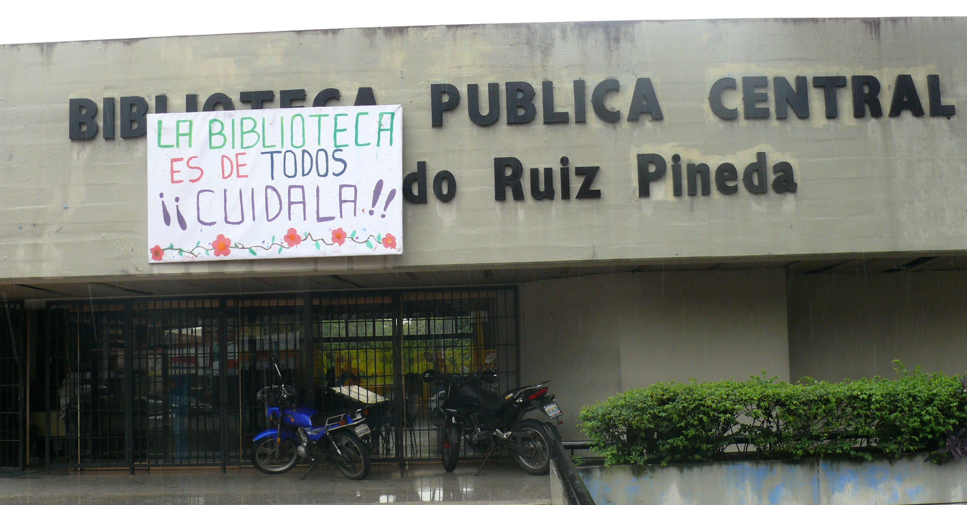 Los trabajadores de la B.P.C. ‘Leonardo Ruiz Pineda’ colocaron una pancarta donde se exige respecto por la institución
