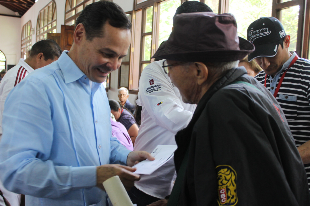 Entrega de ayudas Gobernador Vielma Mora (1)