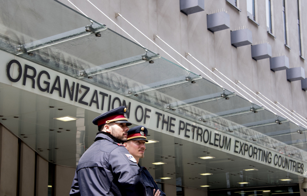 Austrian police officers guard the entrance to the Organization of the Petroleum Exporting Countries (OPEC) headquarters in Vienna, Austria on May 24, 2017 on the eve of the OPEC meeting. / AFP PHOTO / JOE KLAMAR