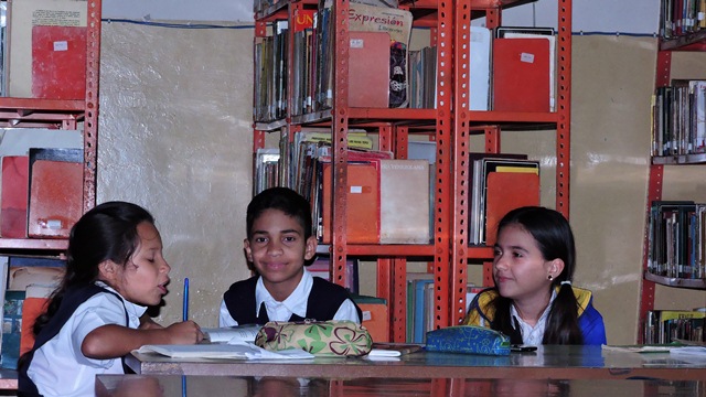 Durante sus visitas para consultar algunos de los 8 mil libros de la biblioteca, los niños también disfrutan la «Hora del cuento»