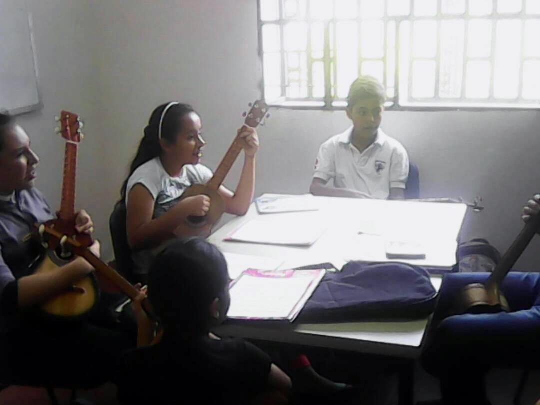 Clases de cuatro. Foto: Biblioteca Pública «Profesor José Fabián Chacón Guerrero»