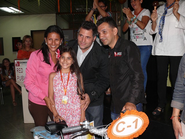 La ganadora de la categoría ‘C’ Ana Leticia Molina del Bibliobús, posa junto con el Director de Cultura Oscar Duque, Jhoan Rosales y su señora madre