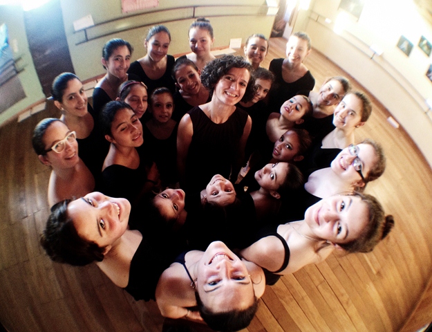 Soldemar Osorio, junto a parte del grupo de estudiantes argentinas.