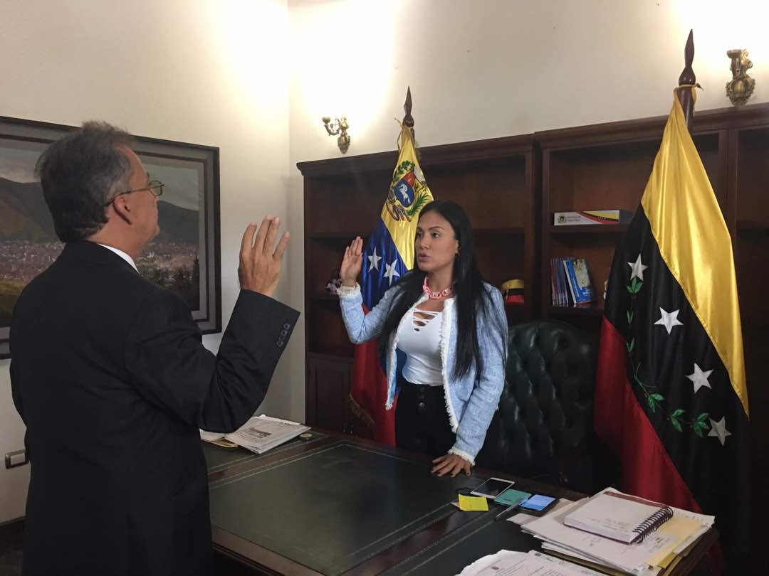 Laidy Gómez, gobernadora del estado Táchira juramentando al nuevo Procurador del estado, Julio Hernández.  Foto: Prensa Laidy Gómez. 
